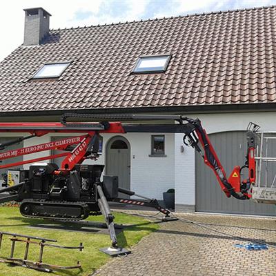 Dak aan de voorzijde werd gereinigd mbv de hoogwerker